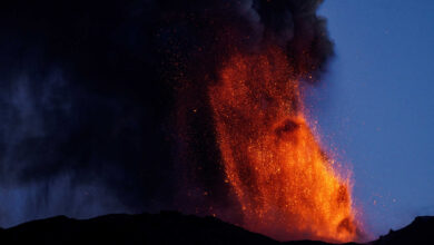 Βρυχώνται-τα-ηφαίστεια-Αίτνα-και-Στρόμπολι-–-«Πνίγηκε»-από-τους-καπνούς-το-αεροδρόμιο-της-Κατάνια-και-έκλεισε