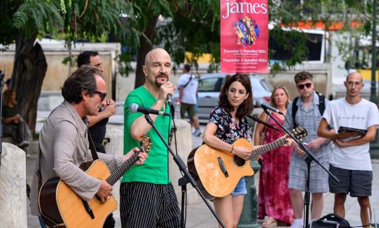 Έκπληξη-με-τους-«james»-στο-Σύνταγμα-–-Φωτογραφίες-της-μίνι-συναυλίας-των-Άγγλων-ροκάδων