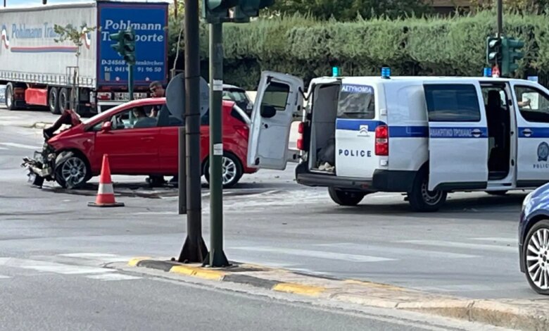 Σύγκρουση-αυτοκινήτου-με-στρατιωτικό-όχημα-στη-Λάρισα-χωρίς-σοβαρούς-τραυματισμούς