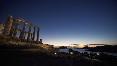 Ταξίδι-στο-φως:-Εντυπωσιακή-φωταγώγηση-του-Ναού-του-Ποσειδώνα-στο-Σούνιο-με-τις-εικόνες-να-κάνουν-τον-γύρο-του-κόσμου