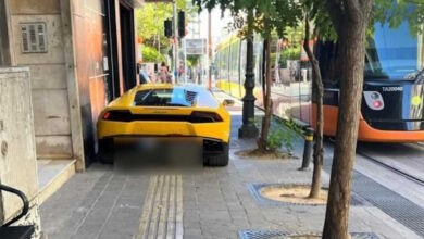 lamborghini-πάνω-σε-πεζοδρόμιο-και-διάδρομο-τυφλών-στον-Πειραιά-–-Το-αδιανόητο-παρκάρισμα-που-έγινε-viral