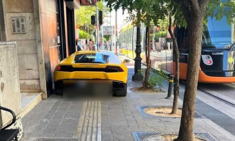 lamborghini-πάνω-σε-πεζοδρόμιο-και-διάδρομο-τυφλών-στον-Πειραιά-–-Το-αδιανόητο-παρκάρισμα-που-έγινε-viral