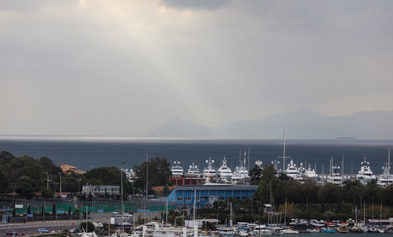 Καιρός-αύριο:-Ανεβαίνει-η-θερμοκρασία,-επιμένουν-οι-τοπικές-βροχές