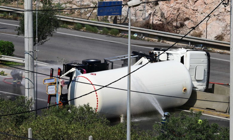 Αποκαταστάθηκε-η-κυκλοφορία-στη-λεωφόρο-Σχιστού-μετά-τη-διαρροή-υγραερίου-λόγω-ανατροπής-βυτιοφόρου