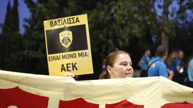 «Βασίλισσα-είναι-μόνο-η-ΑΕΚ»-έγραφε-το-πλακάτ-διαμαρτυρίας-στο-pre-wedding-πάρτι-της-Θεοδώρα-Γλύξμπουργκ