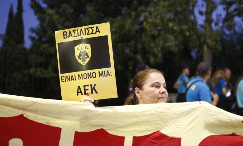 «Βασίλισσα-είναι-μόνο-η-ΑΕΚ»-έγραφε-το-πλακάτ-διαμαρτυρίας-στο-pre-wedding-πάρτι-της-Θεοδώρα-Γλύξμπουργκ