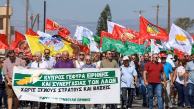 Κύπρος:-Ακτιβιστές-διαμαρτύρονται-για-την-κλιμάκωση-της-κρίσης-στη-Μέση-Ανατολή-έξω-από-βρετανική-βάση