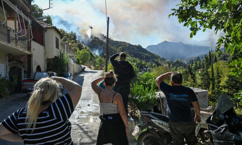 Τιτάνια-μάχη-με-τις-αναζωπυρώσεις-στο-Ξυλόκαστρο-και-νέα-112-για-εκκένωση-των-περιοχών-Χελυδόρεο-και-Ζάχολη