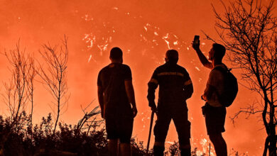 Ολονύχτια-μάχη-με-τις-φλόγες-στην-Κορινθία:-Το-πύρινο-μέτωπο-των-32-χλμ-έφτασε-στην-παραλία-στο-Δερβένι,-έκλεισε-η-εθνική-οδός-Κορίνθου-–-Πατρών