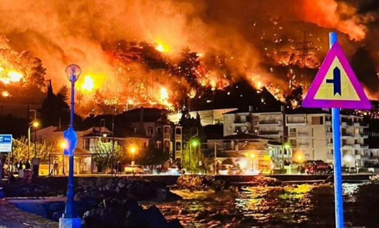 Απόκοσμη-εικόνα-από-τη-φωτιά-στη-Λυγιά-Κορινθίας:-Οι-φλόγες-κατακαίνε-τα-πάντα