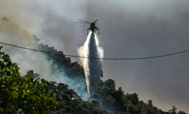 Καίει-για-4η-μέρα-η-φωτιά-στην-Κορινθία-–-Μάχη-με-αναζωπυρώσεις-και-διάσπαρτες-εστίες-–-Κλειστά-και-σήμερα-τα-σχολεία