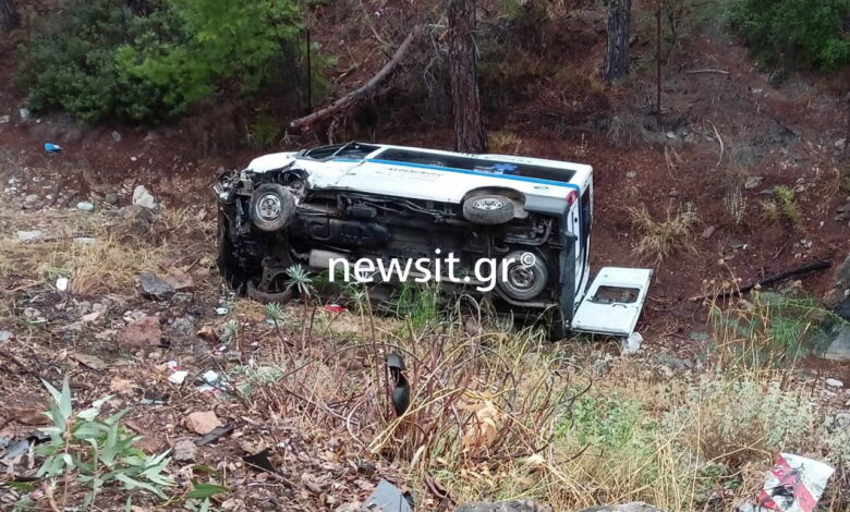 Ασθενοφόρο-με-4-άτομα-τούμπαρε-σε-χαράδρα-στην-Καισαριανή