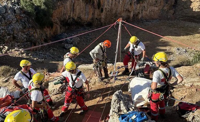 o-Ελληνικός-Ερυθρός-Σταυρός-διοργάνωσε-εντυπωσιακή-εκπαίδευση-Εθελοντών-Σαμαρειτών-Διασωστών-στον-χειρισμό-σχοινιών-και-συστημάτων-διάσωσης