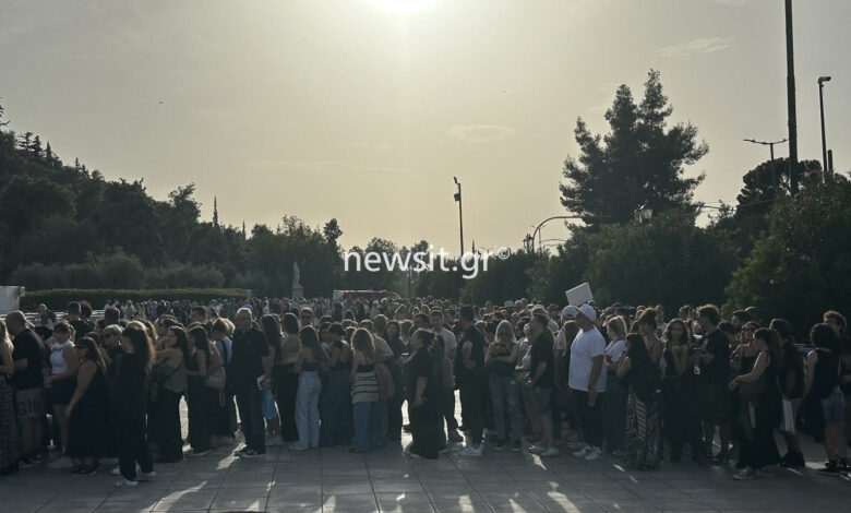 Γεμίζει-από-κόσμο-το-Καλλιμάρμαρο-για-τη-συναυλία-μνήμης-των-θυμάτων-στα-Τέμπη