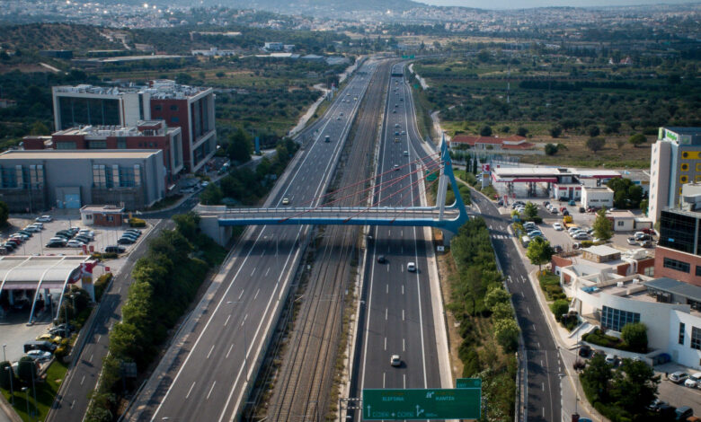 Νεκρός-ο-23χρονος-οδηγός-μηχανής-που-συγκρούστηκε-με-φορτηγό-στην-Αττική-Οδό