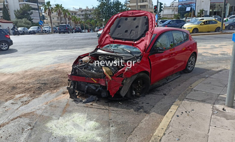 Τροχαίο-στη-Λεωφόρο-Βουλιαγμένης-με-δυο-σοβαρά-τραυματίες-στο-ύψος-της-Γλυφάδας-–-Σμπαράλια-τα-αυτοκίνητα