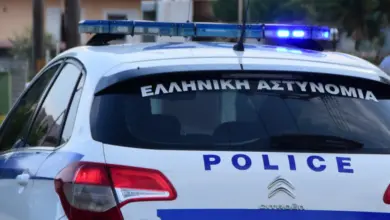 Σοκ-στον-Τύρναβο:-Άντρας-αποπειράθηκε-να-πατήσει-τη-σύζυγό-του-και-το-παιδί-τους