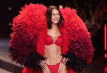 Η-bella-hadid-πόζαρε-με-κατακόκκινα-εσώρουχα-στα-backstage-του-σόου-της-victoria’s-secret