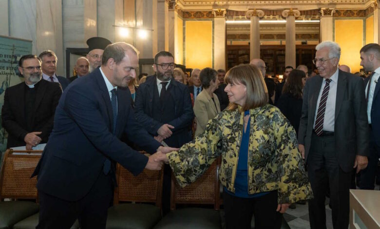 Η-Κατερίνα-Σακελλαροπούλου-έδωσε-τα-Βραβεία-ΑΡΓΩ-σε-τελετή-στην-Ακαδημία-Αθηνών