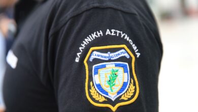 Αστυνομικός-άρπαξε-από-28χρονη-χιλιάδες-ευρώ-για-«τακτοποίηση»-μήνυσης-–-Βρέθηκαν-όπλα-και-rolex