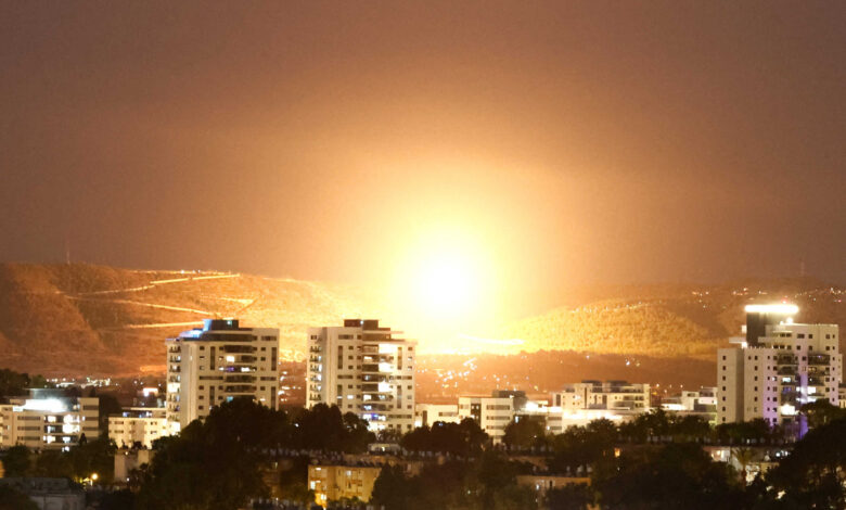 Σε-τρία-κύματα-οι-αεροπορικές-επιδρομές-του-Ισραήλ-στο-Ιράν-–-Υποβαθμίζει-την-επίθεση-η-Τεχεράνη-αλλά-απειλεί-με-αντίποινα