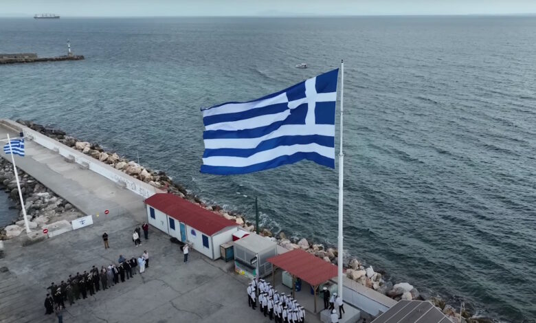 Υψώθηκε-στη-Χίο-η-μεγάλη-σημαία-του-Αιγαίου-για-την-28η-Οκτωβρίου-–-Εικόνες-εθνικής-υπερηφάνειας