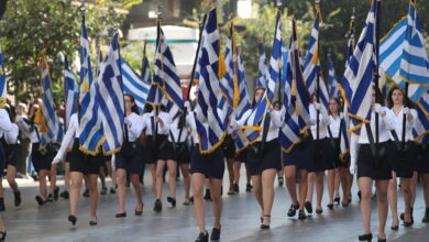 Με-κοντομάνικα-η-μέρα-της-μεγάλης-παρέλασης-και-της-επιστροφής-των-εκδρομέων-της-28ης-Οκτωβρίου