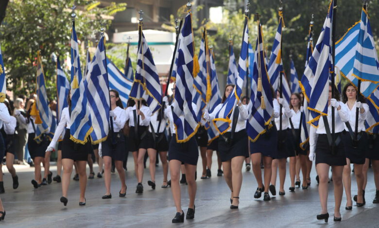 Με-κοντομάνικα-η-μέρα-της-μεγάλης-παρέλασης-και-της-επιστροφής-των-εκδρομέων-της-28ης-Οκτωβρίου