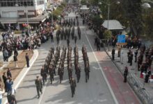 Στις-12:00-η-παρέλαση-με-Παπαστεργίου-–-παρών-στην-εξέδρα-και-ο-Κοντογιώργης