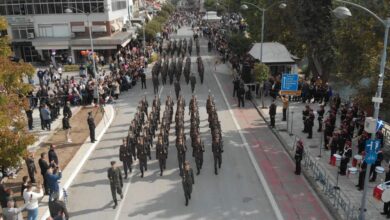 Στις-12:00-η-παρέλαση-με-Παπαστεργίου-–-παρών-στην-εξέδρα-και-ο-Κοντογιώργης