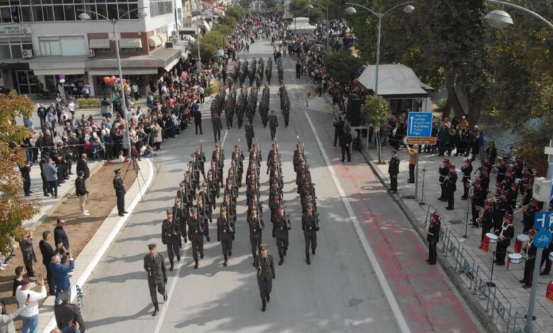 Στις-12:00-η-παρέλαση-με-Παπαστεργίου-–-παρών-στην-εξέδρα-και-ο-Κοντογιώργης