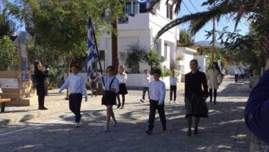 Παρέλαση-μόλις-17-μαθητών-στον-ακριτικό-Άη-Στράτη-–-Μικρός-αριθμός-μεγάλη-υπερηφάνεια