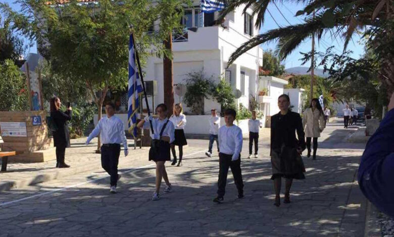 Παρέλαση-μόλις-17-μαθητών-στον-ακριτικό-Άη-Στράτη-–-Μικρός-αριθμός-μεγάλη-υπερηφάνεια