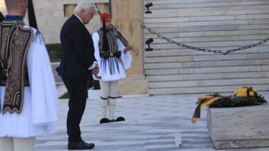 Στην-Αθήνα-ο-Γερμανός-πρόεδρος-Σταϊνμάιερ-–-Κατέθεσε-στεφάνι-στο-Μνημείο-του-Αγνώστου-Στρατιώτη