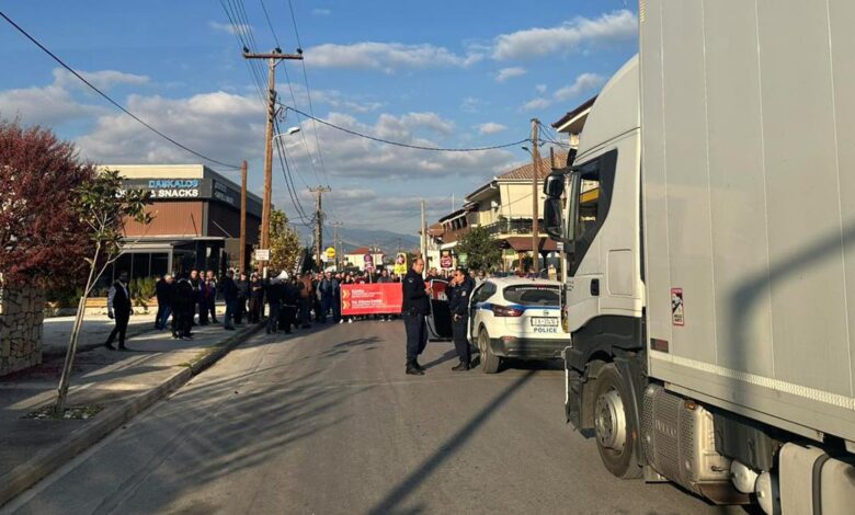 Μπλόκο-σε-φορτηγά-με-πυρομαχικά-που-κατευθύνονταν-στην-Ουκρανία-έβαλαν-το ΚΚΕ και-η ΚΝΕ στον Τύρναβο-(video-ΦΩΤΟ)