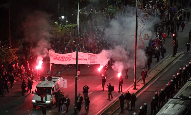 Η-μεγάλη-και-ειρηνική-πορεία-στην-Αθήνα-για-την-51η-επέτειο-της-εξεγέρσης-του-Πολυτεχνείου