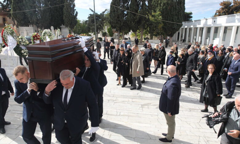 Πλήθος-κόσμου-στο-τελευταίο-αντίο-στον-Δημήτρη-Σούρα-στο-Α΄-Νεκροταφείο-Αθηνών