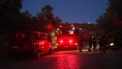 Φωτιά-σε-γνωστό-μπαρ-στο-Παγκράτι-–-Ο-κόσμος-έσπασε-τα-παράθυρα-για-να-βγει-έξω