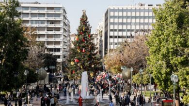 Η-Αθήνα-στολίζεται-για-τις-γιορτές-–-Την-Πέμπτη-ανάβει-το-χριστουγεννιάτικο-δέντρο-ύψους-20-μέτρων