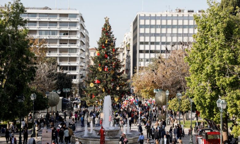 Η-Αθήνα-στολίζεται-για-τις-γιορτές-–-Την-Πέμπτη-ανάβει-το-χριστουγεννιάτικο-δέντρο-ύψους-20-μέτρων