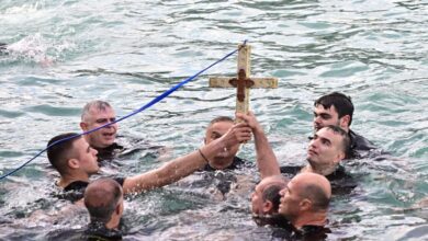 Θεοφάνεια:-Τι-γιορτάζουμε-σήμερα-και-γιατί-ρίχνουμε-τον-Σταυρό-στη-θάλασσα- 