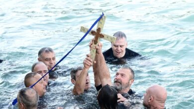 Θεοφάνεια:-Με-λαμπρότητα-ο-καθαγιασμός-των-υδάτων-στον-Πειραιά