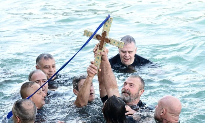 Θεοφάνεια:-Με-λαμπρότητα-ο-καθαγιασμός-των-υδάτων-στον-Πειραιά