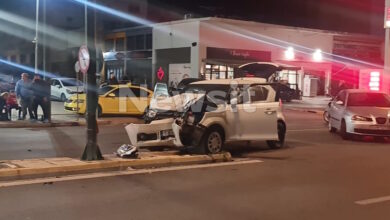 Τροχαίο-στην-Πειραιώς:-Αυτοκίνητο-καβάλησε-νησίδα-μετά-από-σύγκρουση-με-άλλο-όχημα-–-Δύο-τραυματίες