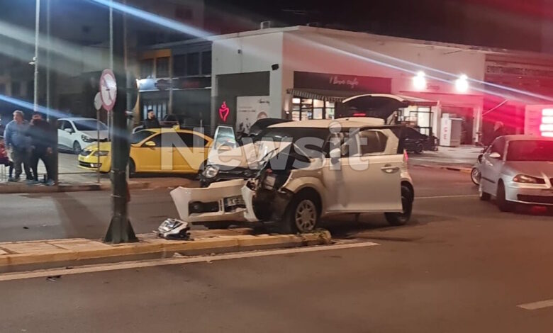 Τροχαίο-στην-Πειραιώς:-Αυτοκίνητο-καβάλησε-νησίδα-μετά-από-σύγκρουση-με-άλλο-όχημα-–-Δύο-τραυματίες