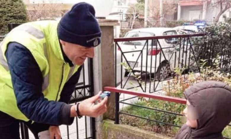 Σέρρες:-Παιδάκι-έχασε-το-αυτοκινητάκι-του-και-του-το-βρήκε-η-αστυνομία 