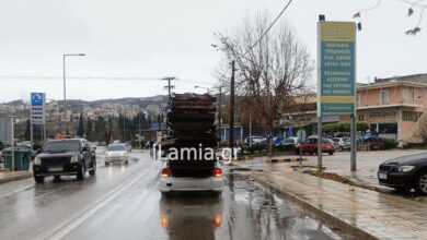 Λαμία:-Φόρτωσε-«ουρανοξύστη»-από-παλέτες-στο-πορτμπαγκάζ-του-αυτοκινήτου-του-και-κυκλοφορούσε-ατάραχος