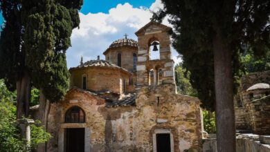 Μονή-Καισαριανής:-Η-άγνωστη-ιστορία-της-και-η-βιβλιοθήκη-με-τα-σπάνια-αρχεία