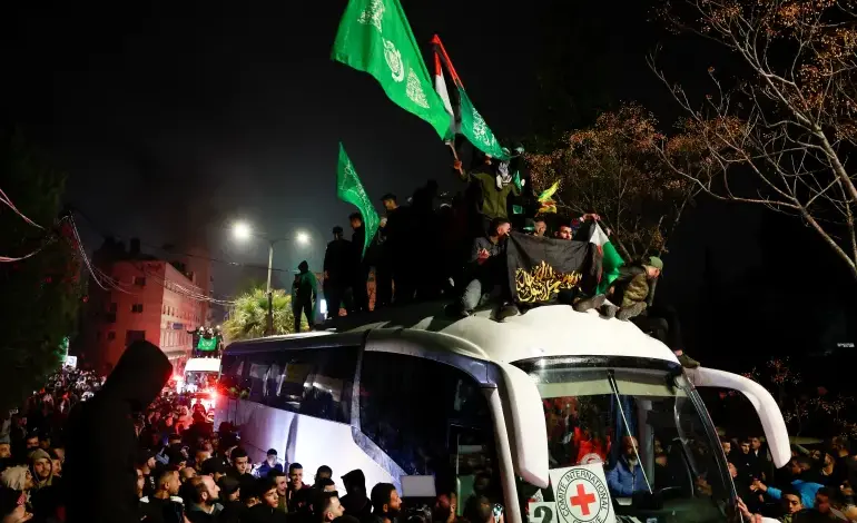 Πανηγυρισμοί-στη-Ραμάλα-για-την-πρώτη-ανταλλαγή-Ελεύθερες-3-Ισραηλινές-όμηροι