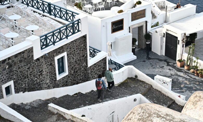 Σεισμοί-στη-Σαντορίνη:-Πάνω-από-πέντε-δονήσεις-άνω-των-4-Ρίχτερ-σε-μία-ώρα-–-Αδειάζει-το-νησί